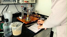 科思创携手苏州晶格开展绝缘发泡材料体积电阻率实测，推动新能源电池材料研发创新